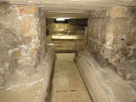 Гробница Святого Лазаря проход